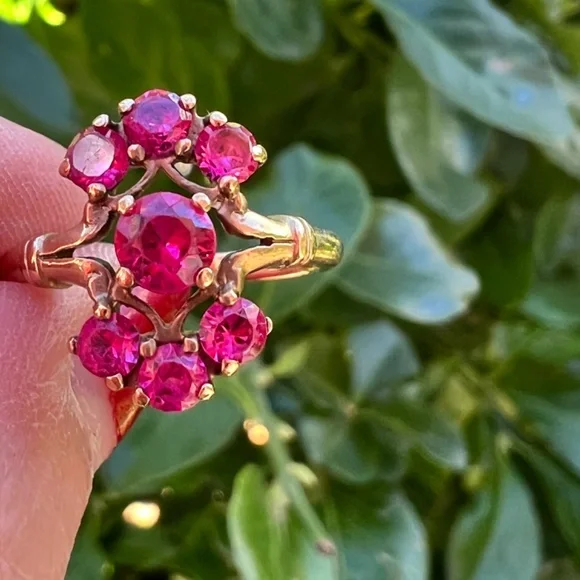 VINTAGE ART DECO SOLID 10K YELLOW GOLD SYNTHETIC RUBY CLUSTER COCKTAIL RING - Picture 14 of 16